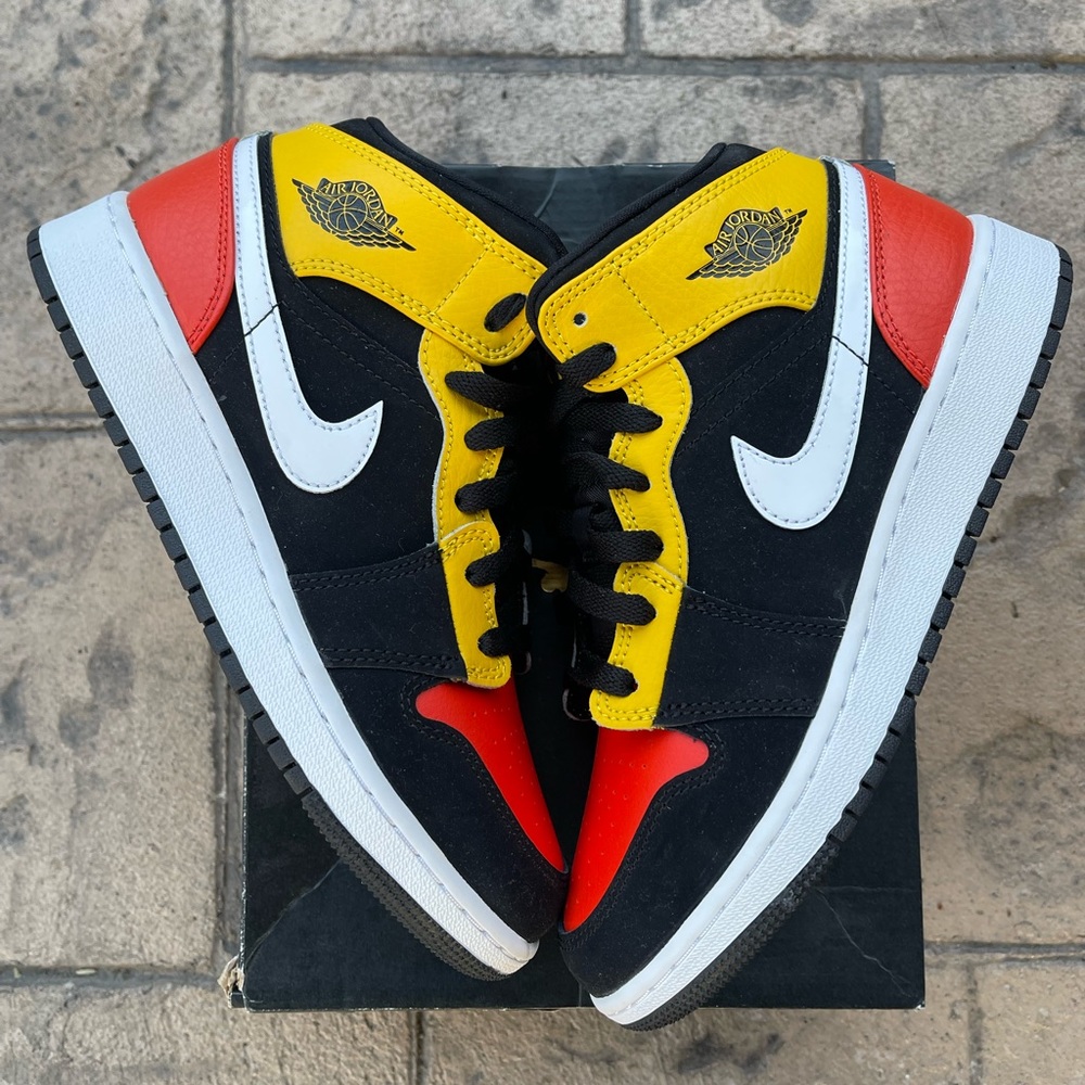 Jordan 1 mid armarillo